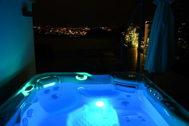 Dachterrasse und Whirlpool bei Nacht