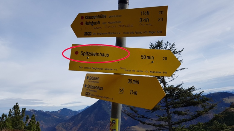 Am Wegweiser geht es links ganz leicht hinab zur Tristmahlnschneid