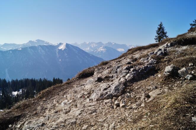 Der tolle Ausblick erleichtert den letzten steilen Anstieg zum Gipfel.