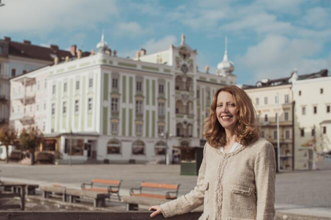 Marianne Heidl vor dem Rathaus in Gmunden