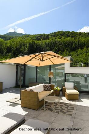 Dachterrasse mit Gaisberg im Hintergrund