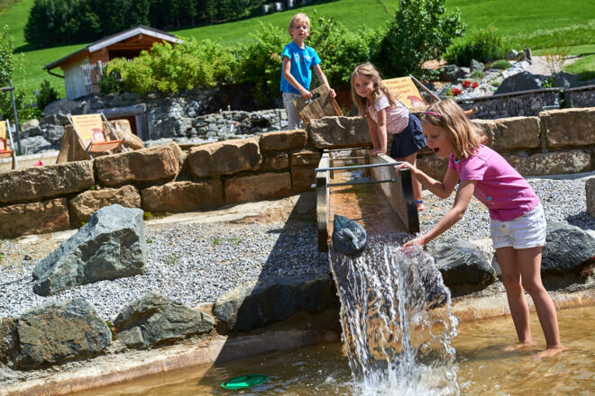 Naturspielplatz \"Plitsch&Platsch\" in Schattwald