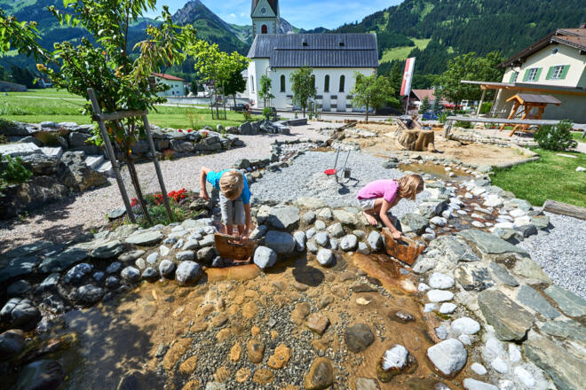 Naturspielplatz \"Plitsch&Platsch\" in Schattwald