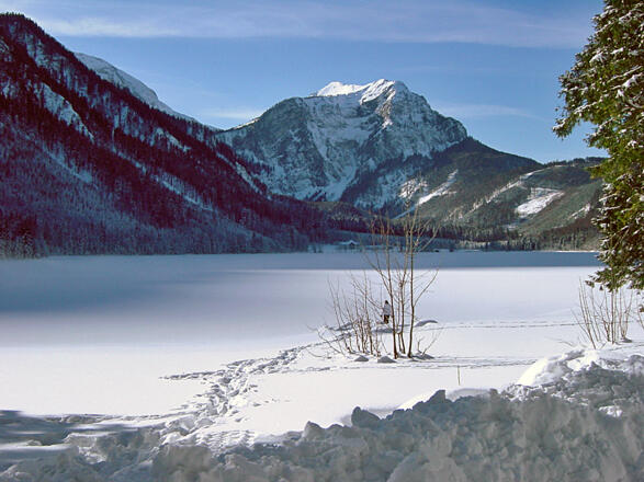 Zugeschneiter Vorderer Langbathsee