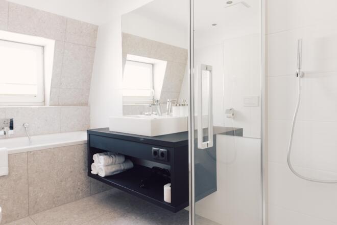 Badezimmer mit Dusche und Badewanne