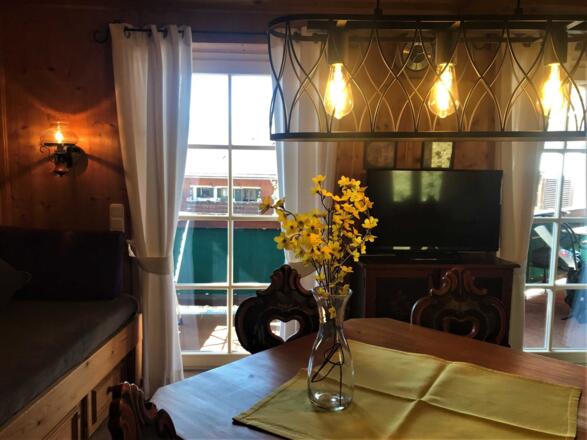 Wohn-/Essbereich mit Küche 3/8