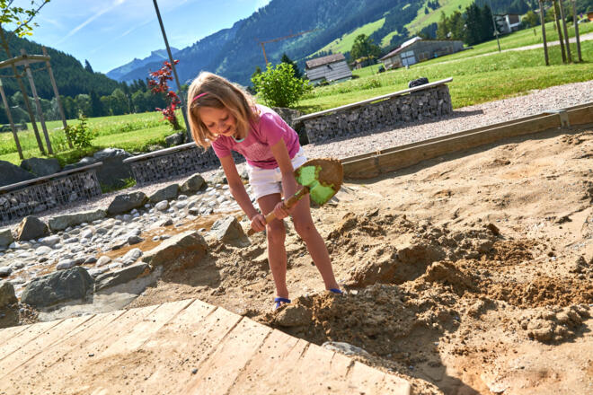 Naturspielplatz \"Plitsch&Platsch\" in Schattwald