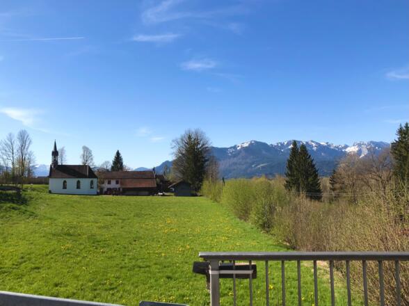 Blick auf die Kapelle von der Brücke aus