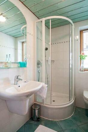 FW Riederstein, Waschbecken mit Dusche