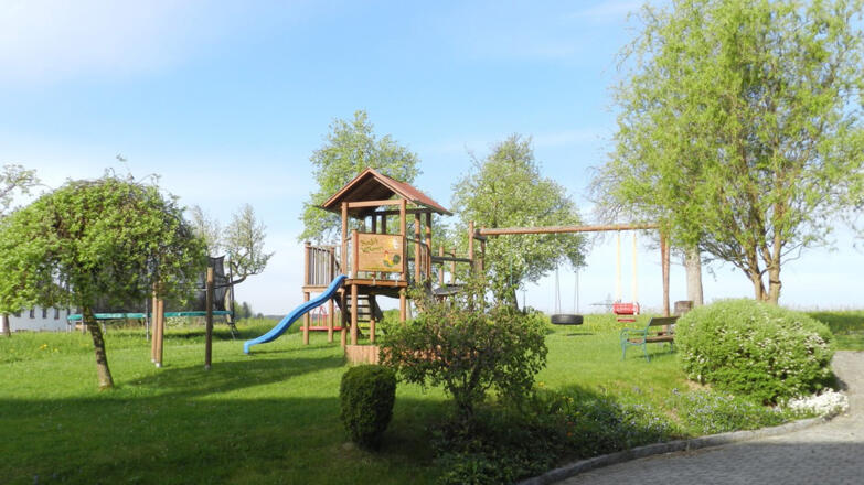 stauferhof-wiese-mit-spielplatz-sebastian-hochreiner