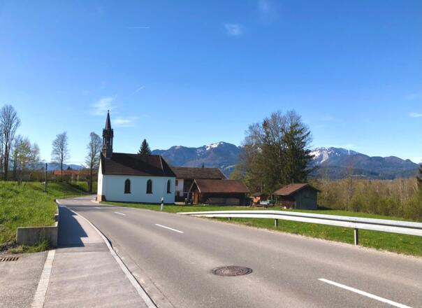 Blick auf die Kapelle von der Straße aus