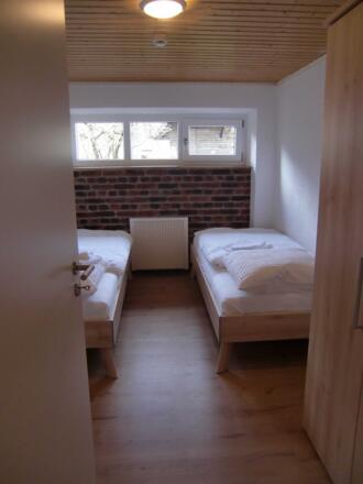 Schlafzimmer mit zwei getrennten Betten