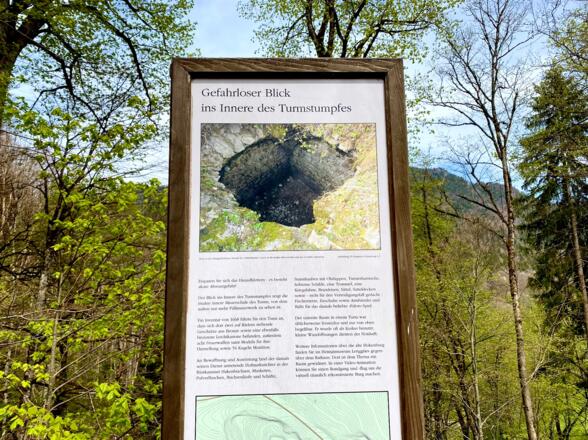 Schild neben der Ruine