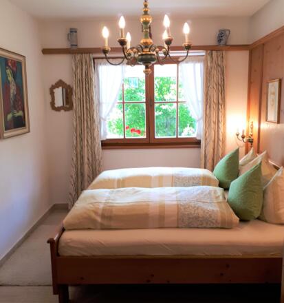 Schlafzimmer mit Doppelbett.