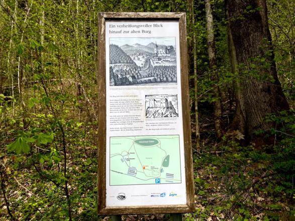 Schild am Anstieg zur Ruine
