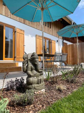 Terasse mit Ganesha im Garten