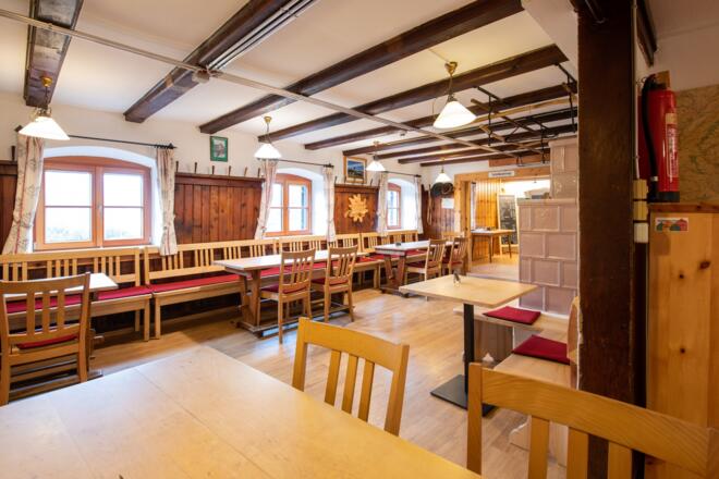 Im großen Gastraum der Neuen Traunsteiner Hütte