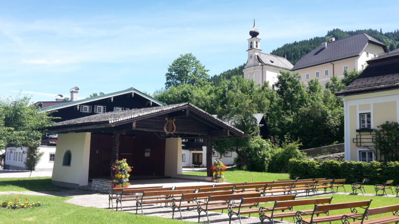 Musikpavillon mit Blick zur Pfarrkirche Flachau