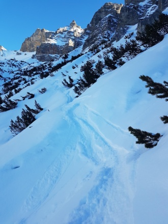 Querung der steilen Rinnen bei 1850 m.