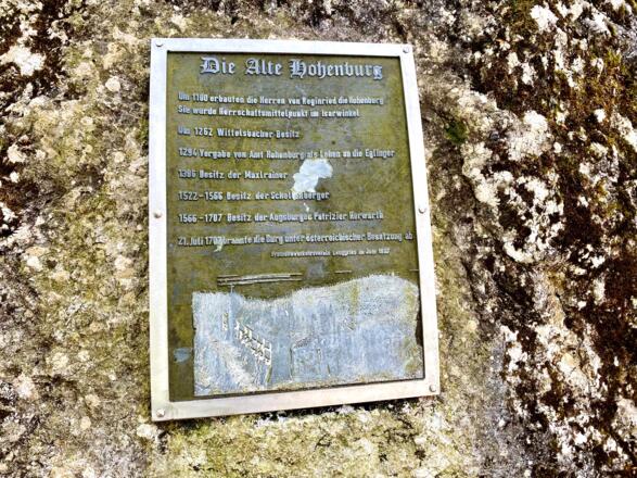 Altes Schild am Fels