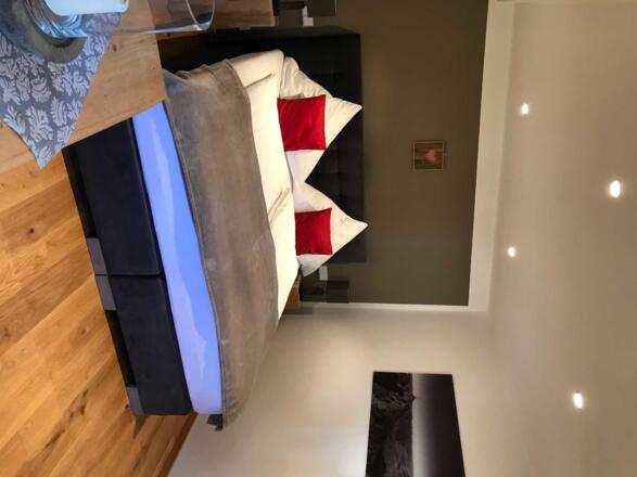 Schlafzimmer 2 mit Zugang zum Badezimmer mit Badewanne und Duschmöglichkeit.