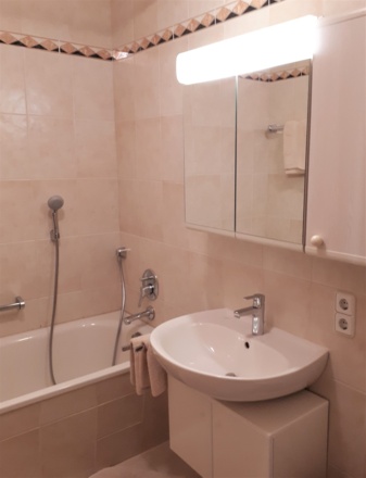 Bad mit Wanne, Waschbecken und WC.
