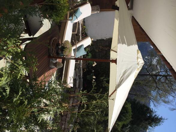 Die Liegen auf der Sonnenterrasse laden ein zum Verweilen.