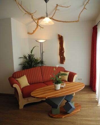 im Schlafraum der FeWo 3 befindet sich diese Rückzugsmöglichkeit mit Sofa und der Zugang zum Balkon