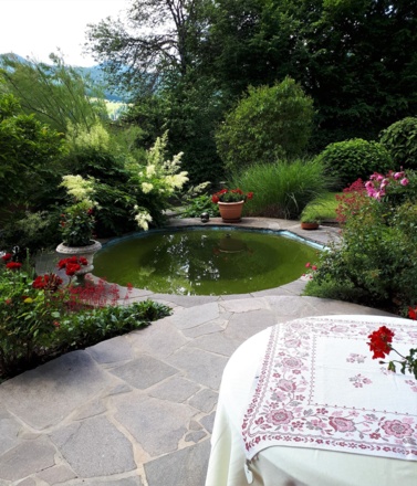 Terrasse mit Blick in den Garten