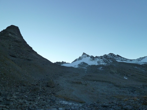 Unterhalb des Vermuntkopfs auf dem Wanderweg sehen wir bereits die Dreiländerspitze.