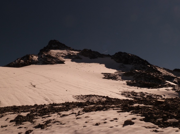Blick zurück auf den Gipfel mit den verschiedenen Wegspuren