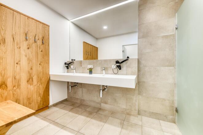 Umkleide mit Duschen