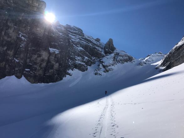 Endlich: Unterhalb der Schneetalscharte kommt die Sonne heraus