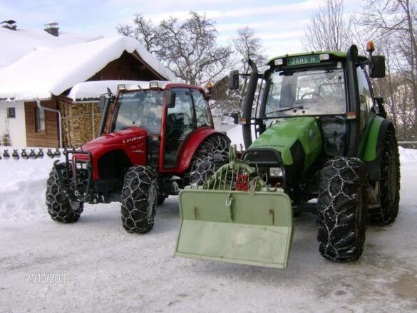 Traktoren bei der Winterarbeit