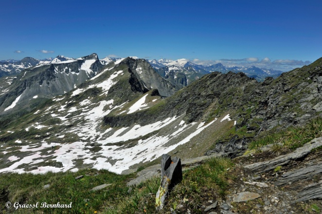 Ganz im Hintergrund taucht auch der Großglockner auf.