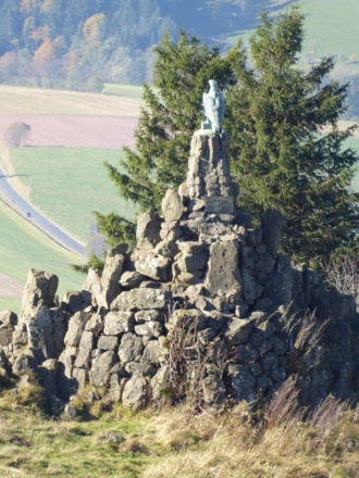 Fliegerdenkmal vom Radom aus gesehen