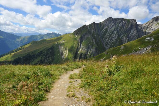 Gemütliche Wanderung zwischen steilen Bergen.