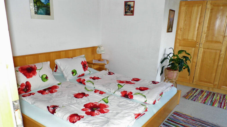 Schlafzimmer Ferienwohnung Biohof Schwanser Steinbach am Attersee