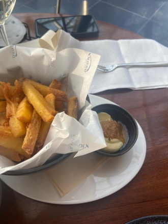 Pommes mit Trüffelmayo im Hangar 7 -Nachmittagssnack @tripreiseideen @trip_reisen