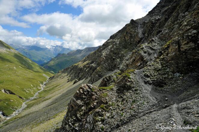 Ganz in der Ferne sieht man sogar die Großglockner Hochalpenstraße.
