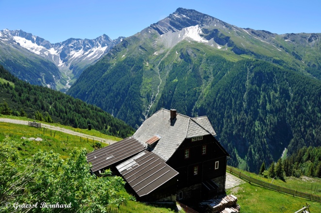 Der Alpengasthof Hochalmblick. Links unten das Seebachtal.
