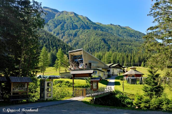 Ankogel Talstation mit großem gratis Parkplatz.