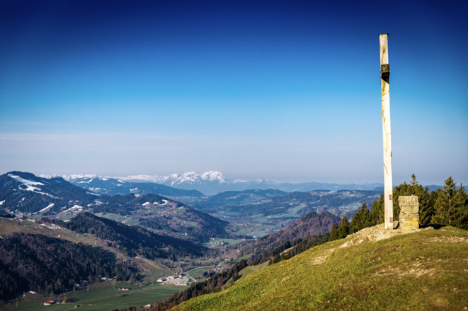 Das GIpfelkreuz der Salmaser Höhe, im Hintergrund der Säntis.