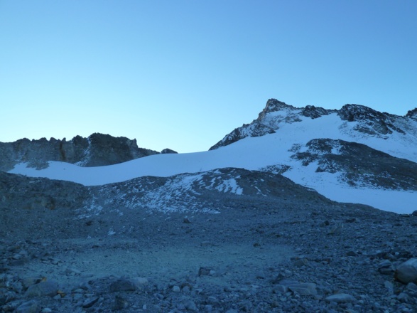 Im Frühsommer ist hier noch ein See und Schnee, während wir nun weiter über Geröll aufsteigen.