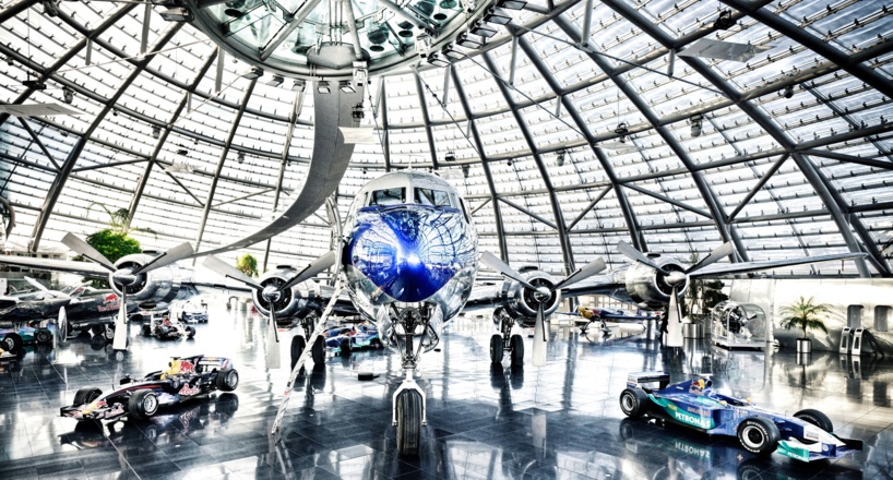 Hangar-7 mit der DC 6B in Salzburg Österreich am 28. März 2012