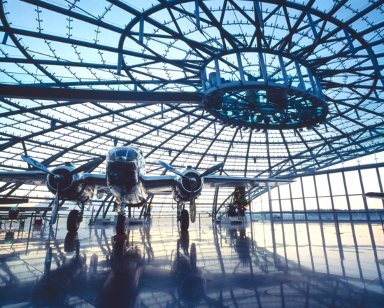 North American B-25J "Mitchell" vor der Threesixty Bar