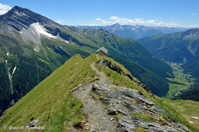 Über einen schmäleren Bergrücken geht es weiter aufwärts und langsam verschwindet die Hütte.