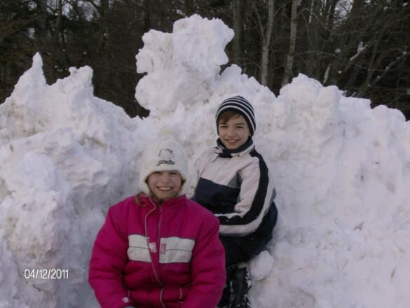Viktoria und Christopher  bei ihrer Schneeburg