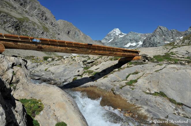Schäumend und ungezähmt - Eiskaltes Gletscherwasser.