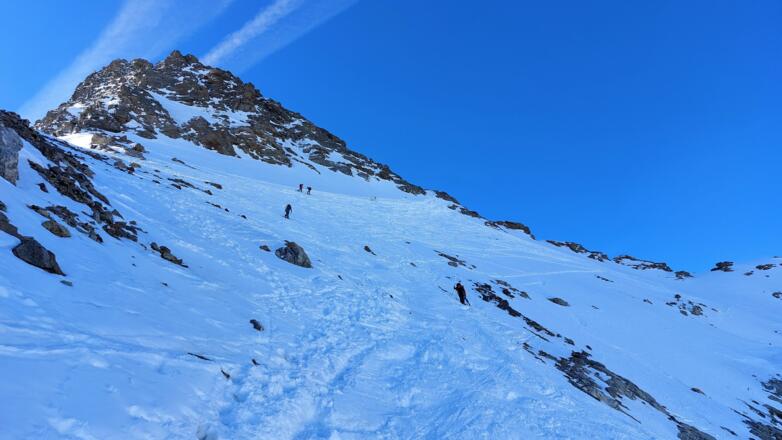 Im Steilhang vor dem Grat können Harscheisen nützlich sein.